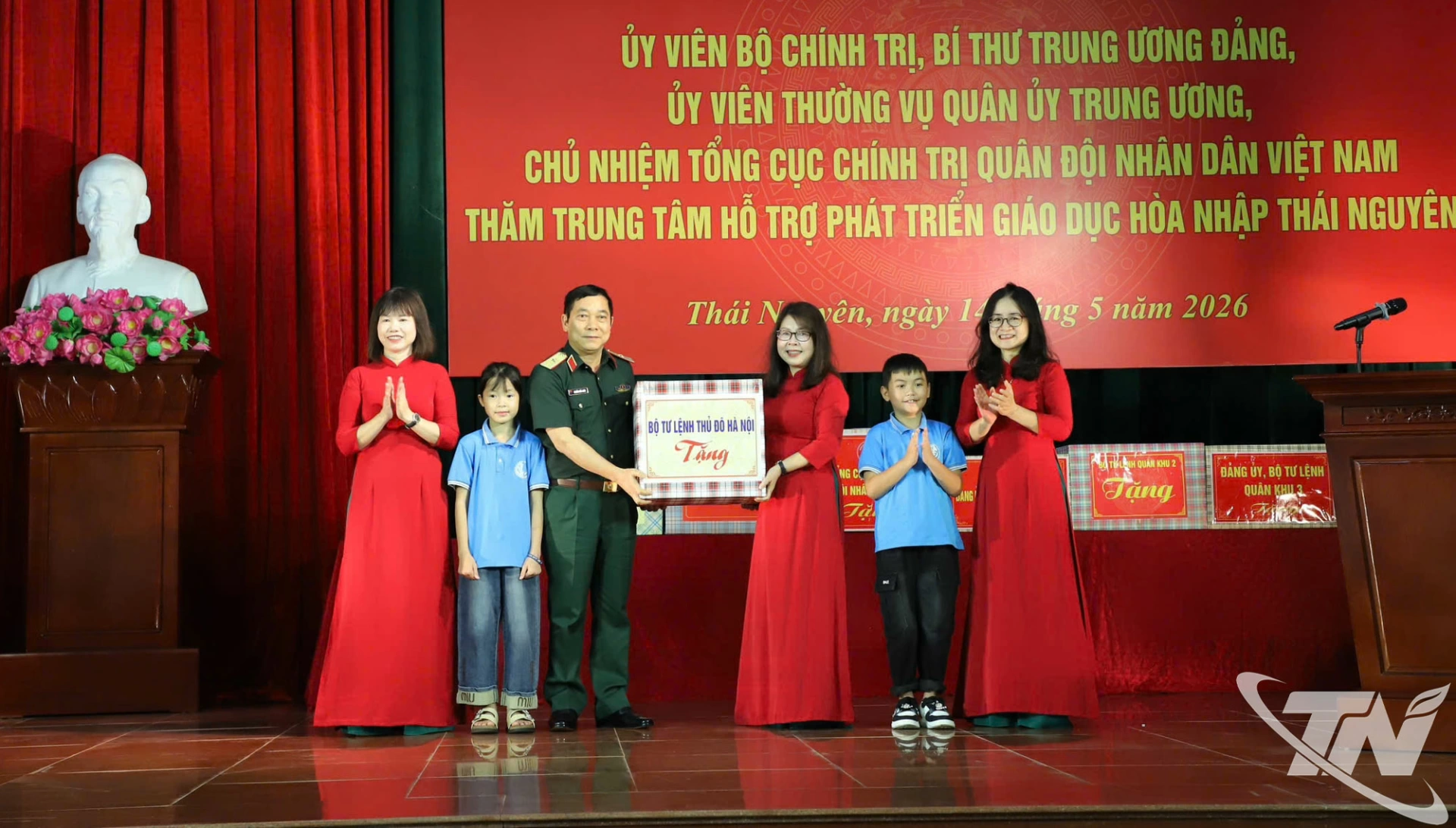 Đại diện các đơn vị tặng quà Trung tâm Hỗ trợ phát triển giáo dục hòa nhập trẻ khuyết tật Thái Nguyên.