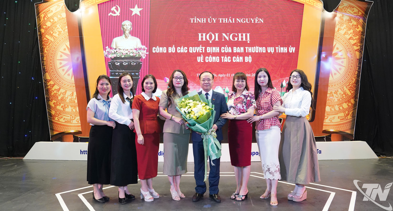 Lãnh đạo Sở Văn hóa, Thể thao và Du lịch chúc mừng đồng chí Đỗ Xuân Hòa.