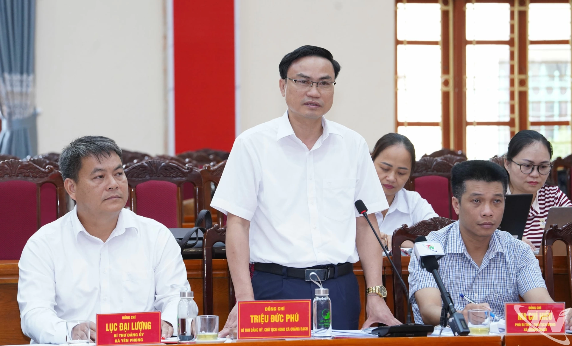 Lãnh đạo các xã báo cáo, nêu đề xuất tại Hội nghị.