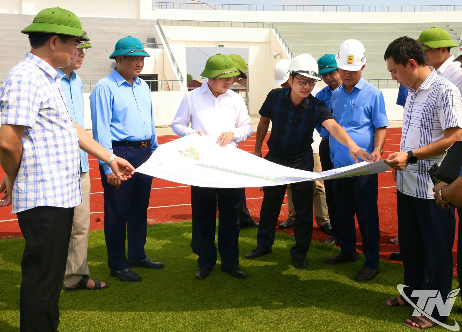 Đồng chí Bùi Văn Lương, Phó Chủ tịch UBND tỉnh kiểm tra tại dự án Sân vận động Thái Nguyên.