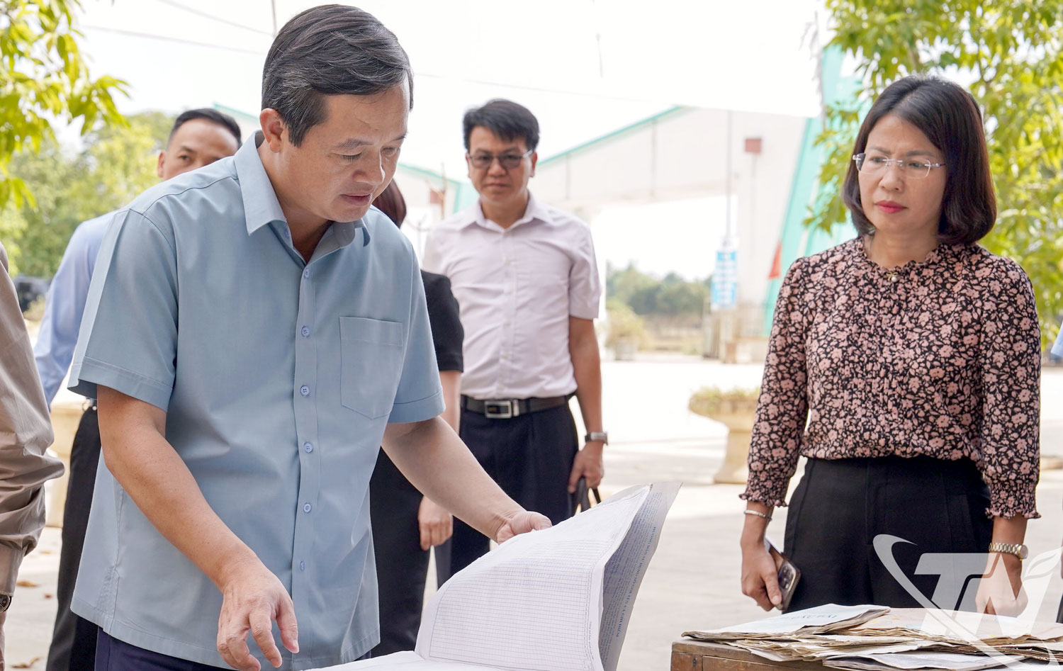 Đồng chí Chủ tịch UBND tỉnh Phạm Hoàng Sơn kiểm tra sách vở, tài liệu của Trường THPT Chuyên Thái Nguyên bị thiệt hại do cơn bão số 11.