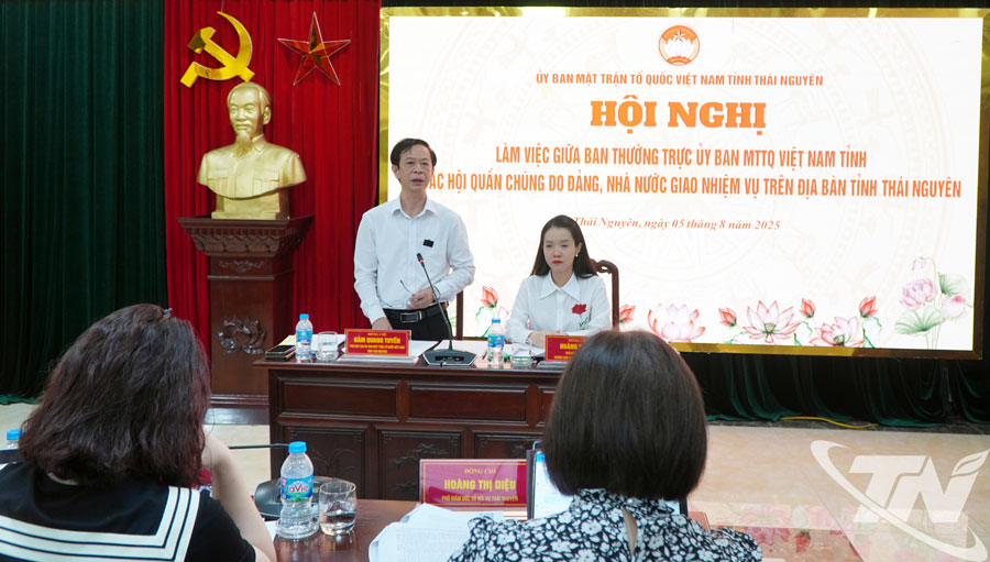 Đồng chí Đàm Quang Tuyến, Phó Chủ tịch Ủy ban MTTQ tỉnh phát biểu tại Hội nghị.