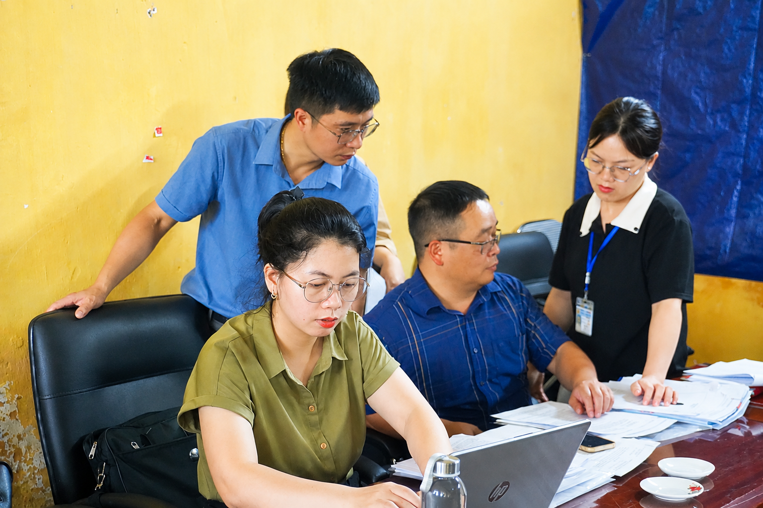 Kiểm tra hồ sơ đất đai tại xã Nà Phặc.