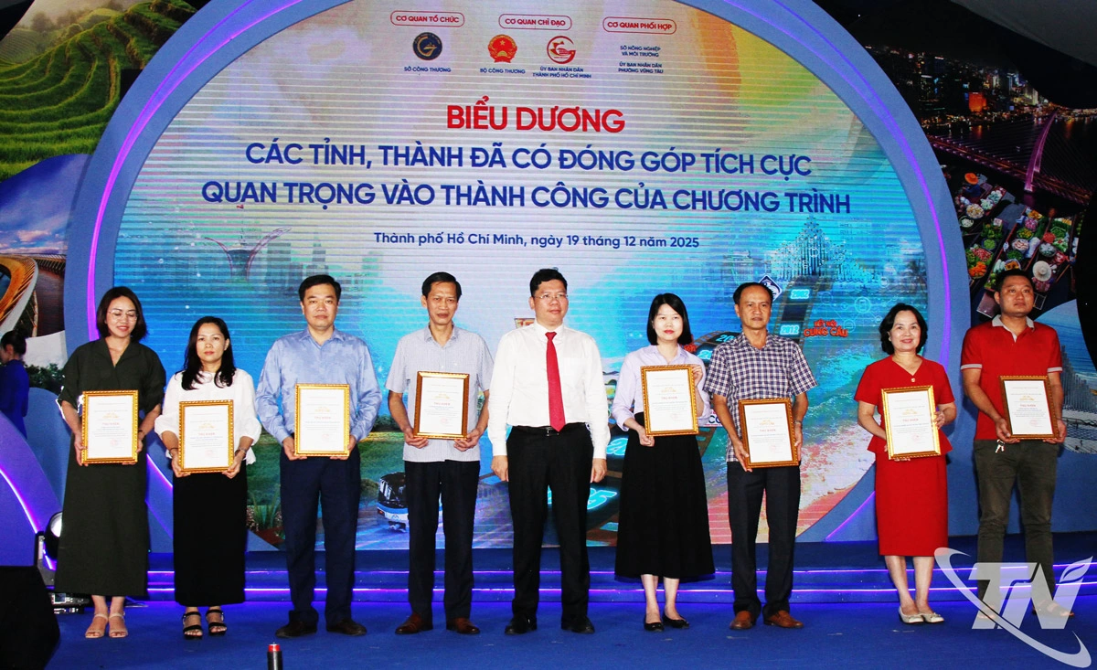 Đo&agrave;n Th&aacute;i Nguy&ecirc;n được vinh danh với những hoạt động mang đậm dấu ấn tại Tuần lễ sản phẩm OCOP, đặc sản v&ugrave;ng miền v&agrave; Kết nối cung cầu giữa TP. Hồ Ch&iacute; Minh v&agrave; c&aacute;c tỉnh, th&agrave;nh năm 2025.