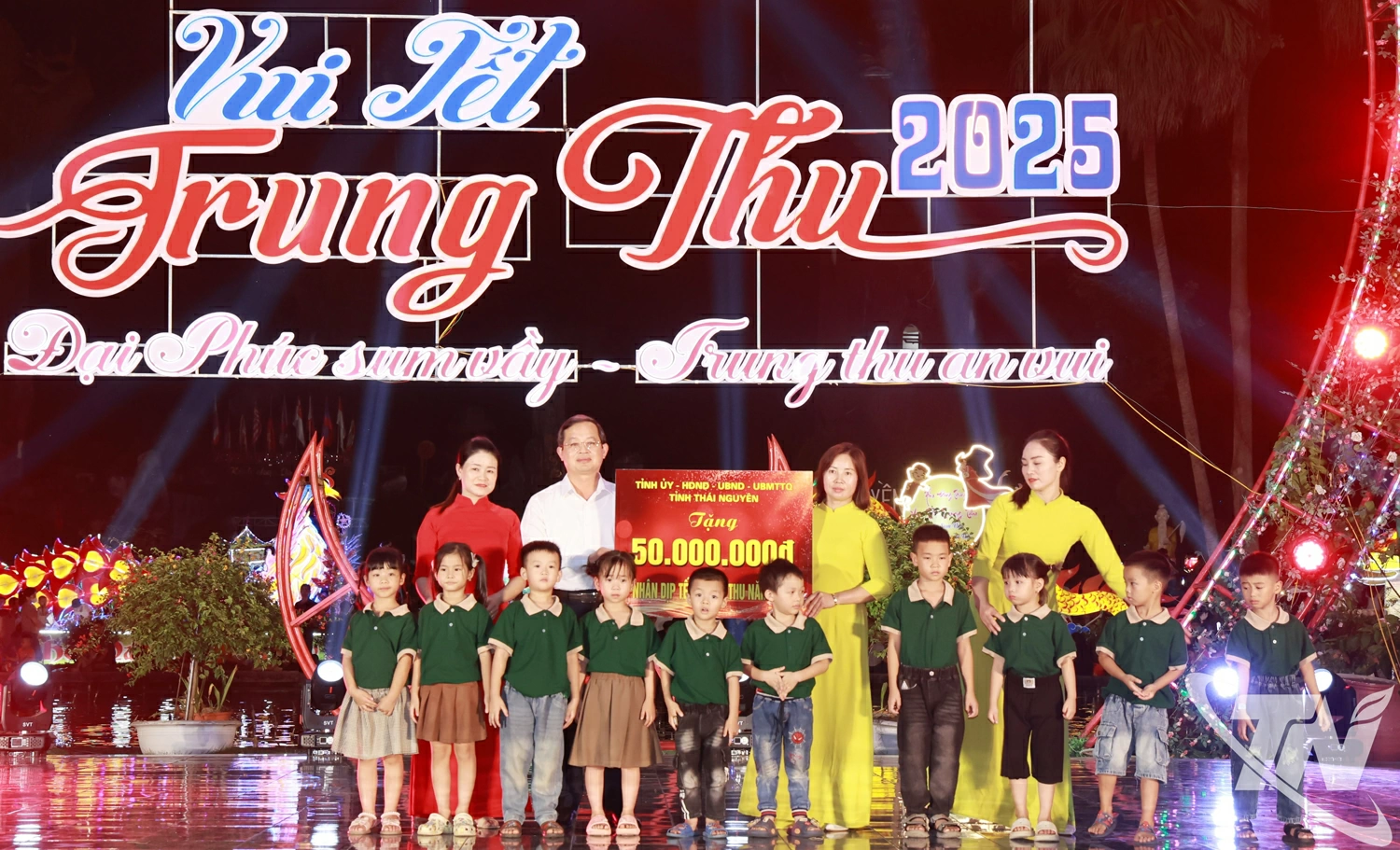 Đồng chí Chủ tịch UBND tỉnh Phạm Hoàng Sơn đã trao số tiền 50 triệu đồng tặng Trường Mầm non Phúc Tân.