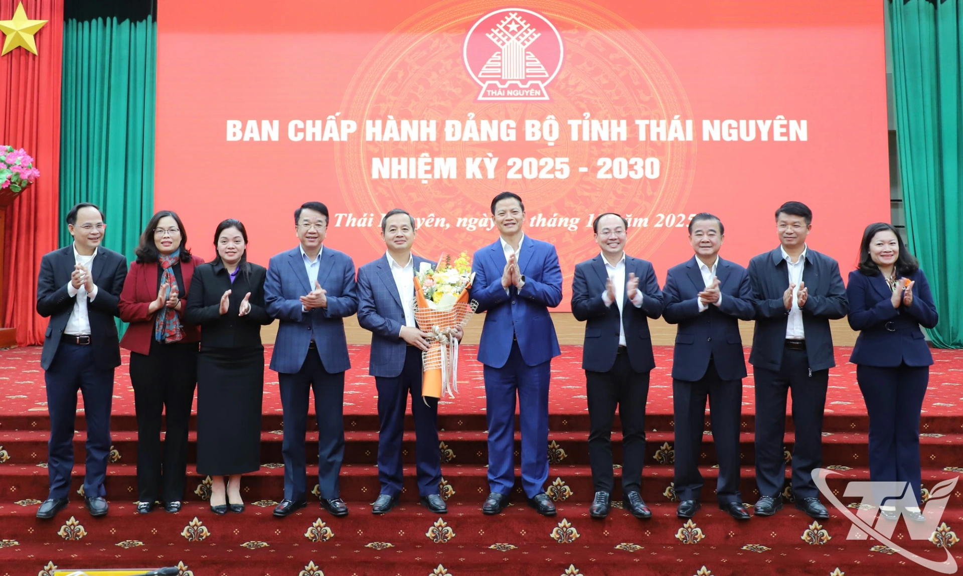 Các đồng chí Thường trực HĐND, lãnh đạo UBND tỉnh Thái Nguyên chúc mừng đồng chí Phạm Hoàng Sơn.
