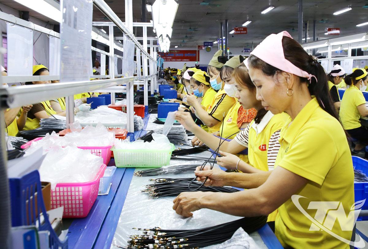 Sản xuất linh kiện điện tử tại Ϲông ty TNHH KSD VINA - doanh nghiệp có 100% vốn đầu tư Hàn Quốc. Ảnh: T.L