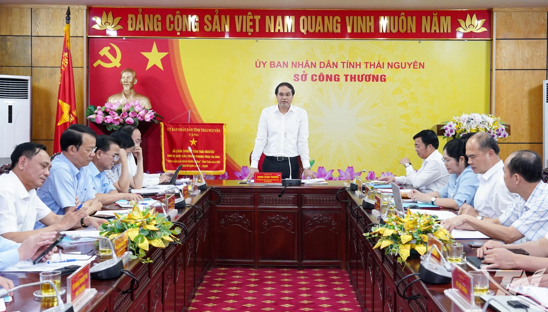 Đồng chí Bí thư Tỉnh ủy Trịnh Xuân Trường chủ trì Hội nghị Thường trực Tỉnh ủy làm việc với Sở Công Thương.