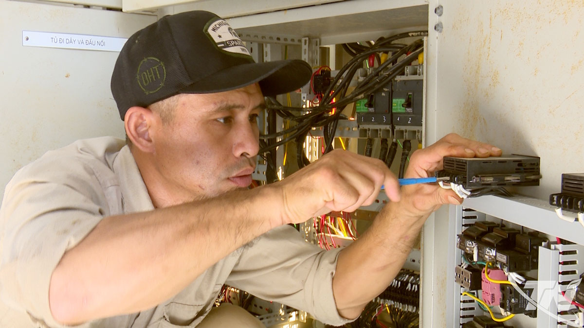 Nhân viên Công ty CP Nước sạch Thái Nguyên vệ sinh, sửa chữa hệ thống điện vận hành nhà máy nước.