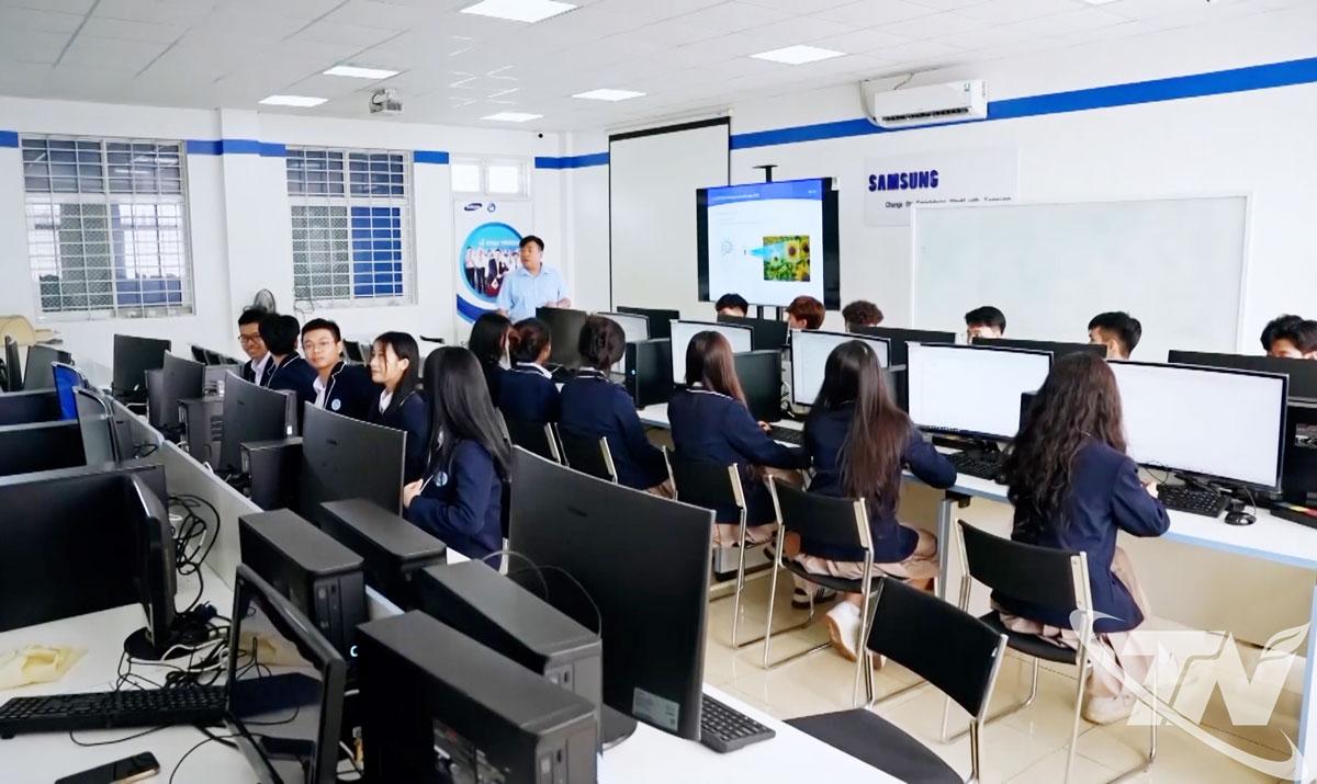 Sinh viên Đại học Thái Nguyên trong giờ học tại phòng thực hành do Samsung hỗ trợ trang thiết bị.
