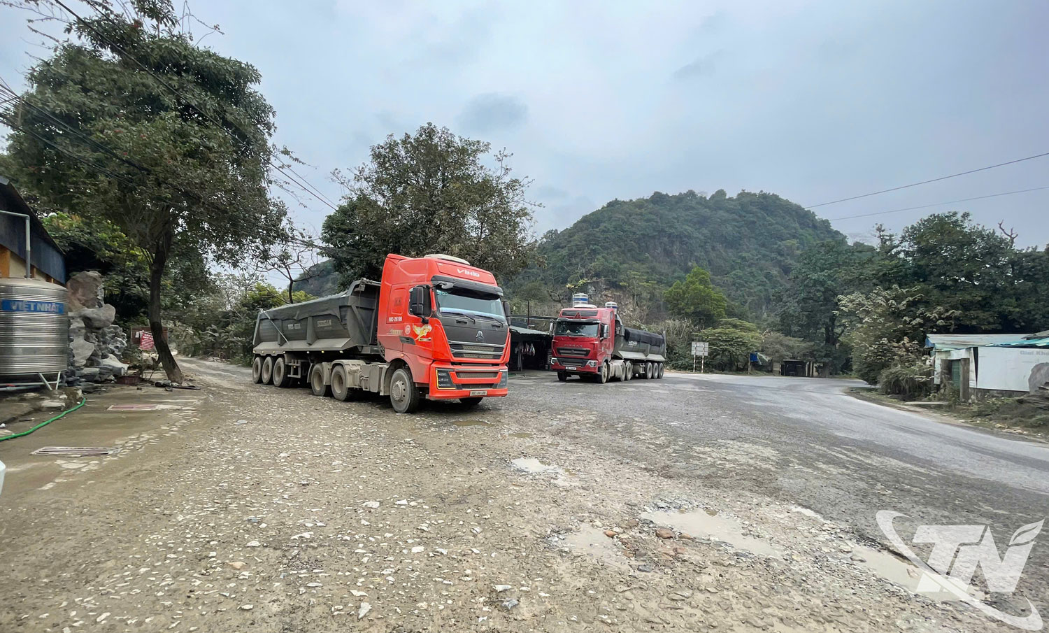 Nhiều xe trọng tải lớn thường xuy&ecirc;n v&agrave;o ra tr&ecirc;n tuyến đường.