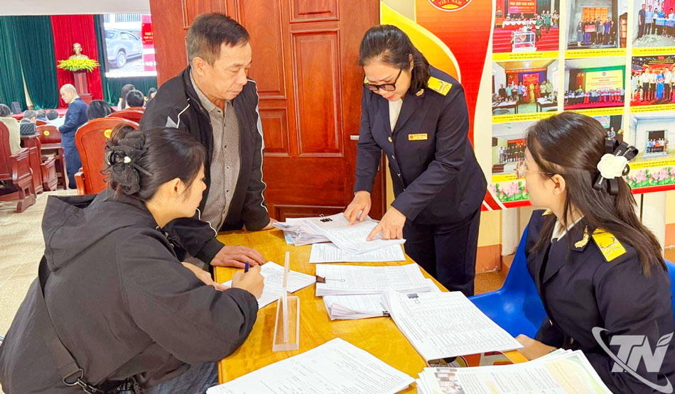 Cán bộ Thuế cơ sở 6 tuyên truyền cho hộ kinh doanh về xóa bỏ thuế khoán, chuyển sang kê khai.