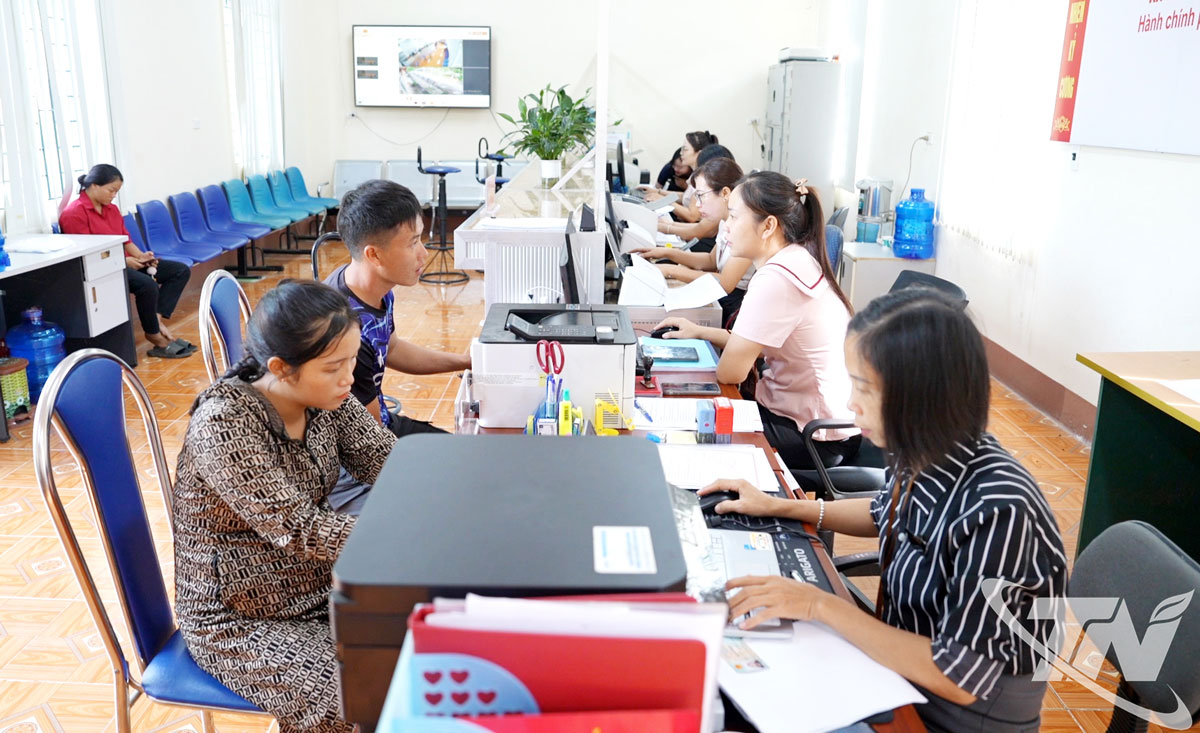 Người dân đến thực hiện thủ tục hành chính tại Trung tâm Phục vụ hành chính công xã Bằng Thành.