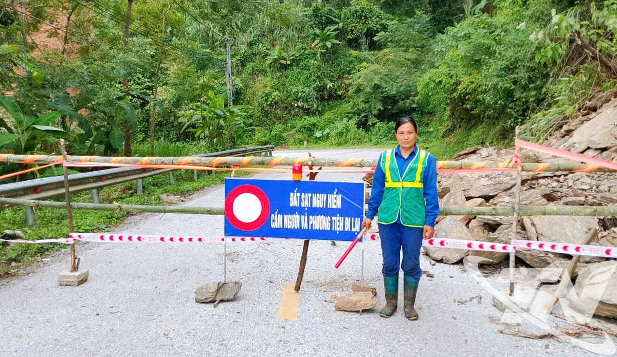 Một vị trí sạt lở khác trên tuyến cũng được bố trí công nhân điều tiết giao thông