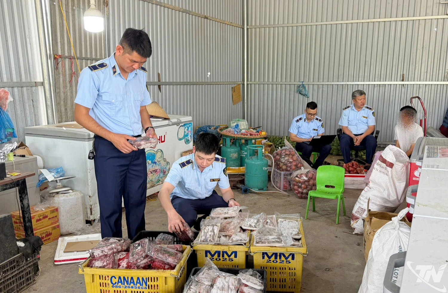 Đội Quản lý thị trường số 2 kiểm tra hộ kinh doanh tại tổ 61,    phường Phan Đình Phùng, phát hiện cơ sở kinh doanh 120kg thực phẩm    đông lạnh không rõ nguồn gốc xuất xứ.