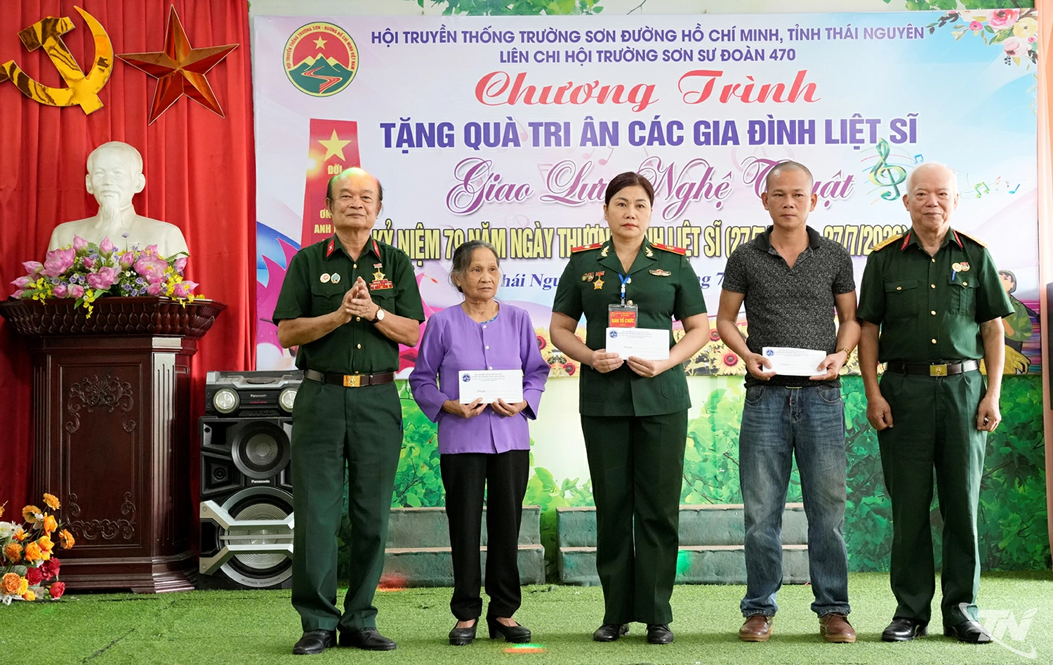 Đại diện Hội truyền thống Trường Sơn - Đường Hồ Chí Minh tỉnh Thái Nguyên trao quà tri ân các gia đình liệt sĩ.
