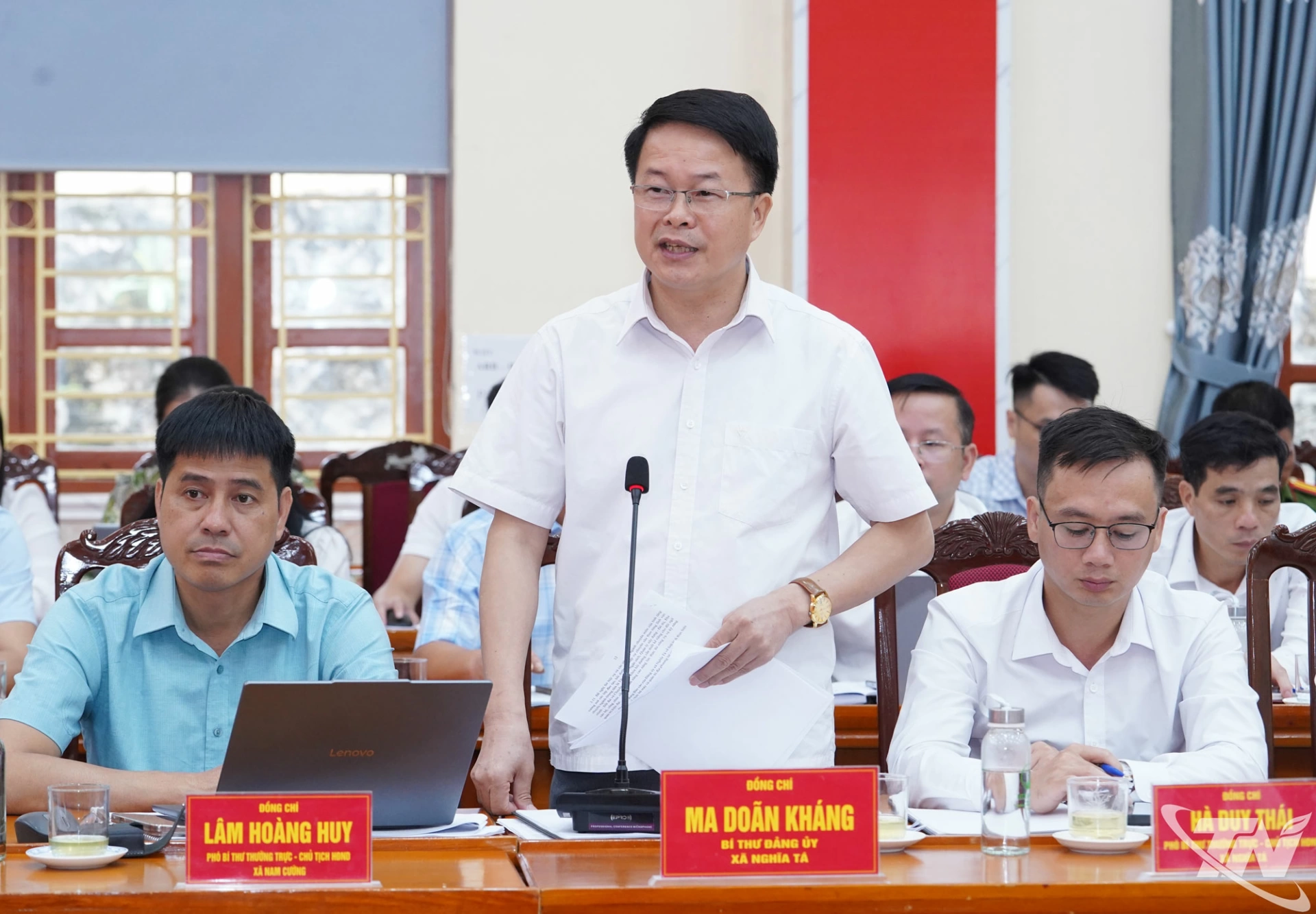 Lãnh đạo các xã báo cáo, nêu đề xuất tại Hội nghị.