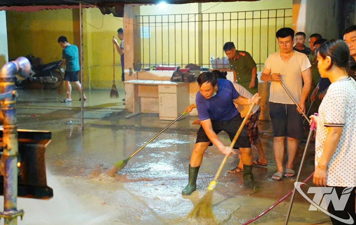 Ngay sau khi nước rút, phường Linh Sơn đã huy động các lực lượng hỗ trợ nhân dân dọn dẹp vệ sinh nhà cửa sớm ổn định đời sống.