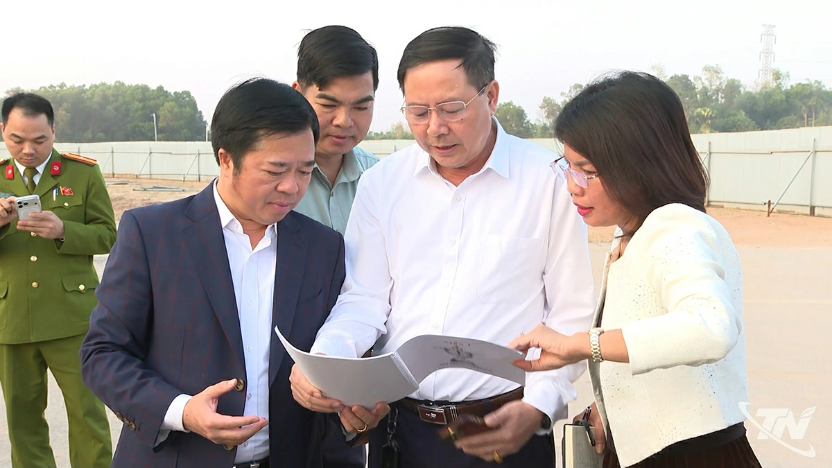 Đồng chí Bùi Văn Lương, Phó Chủ tịch UBND tỉnh kiểm tra tại sân vân động.