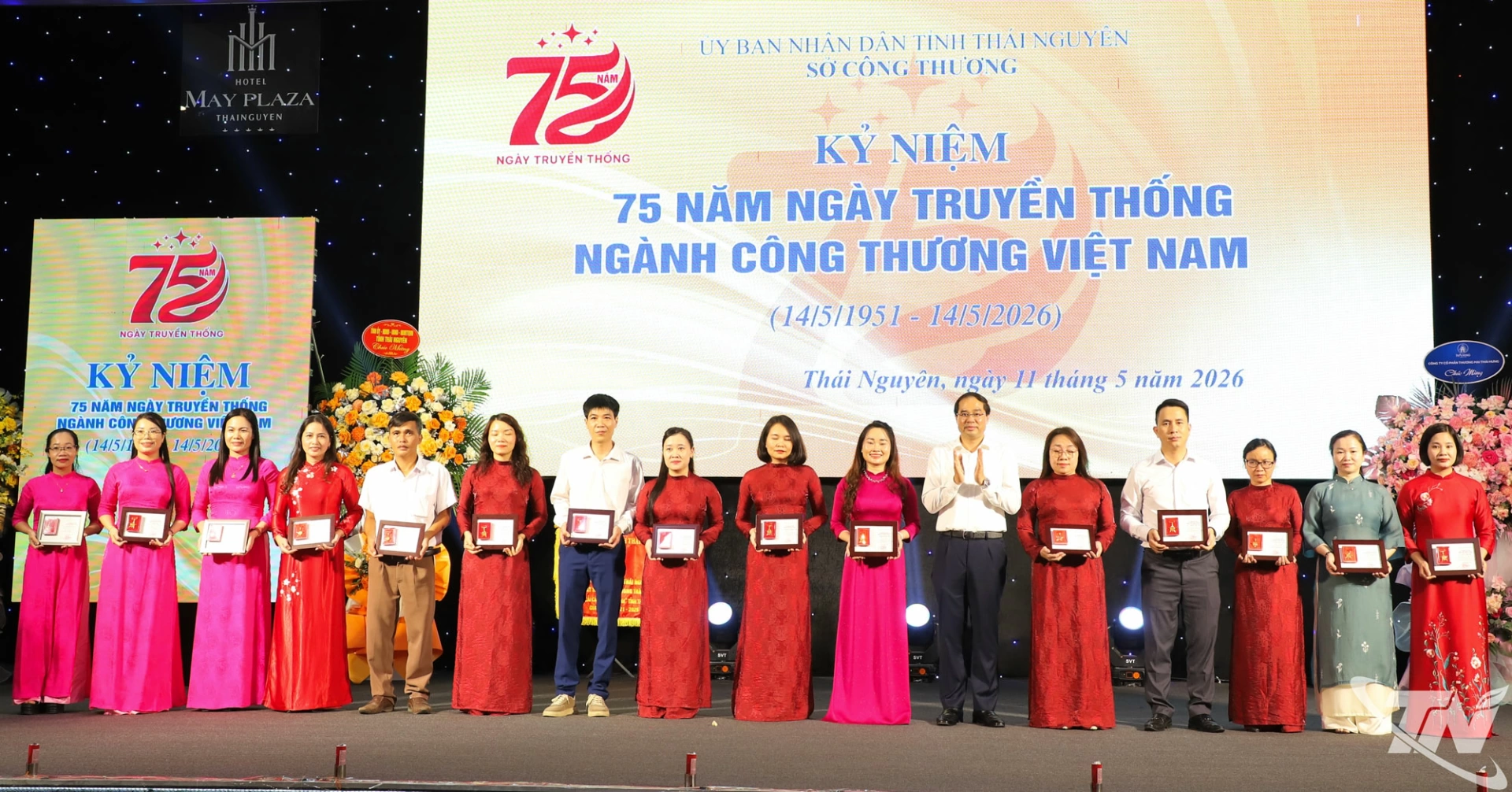 Đồng chí Bí thư Tỉnh ủy Trịnh Xuân Trường trao Kỷ niệm chương “Vì sự nghiệp phát triển ngành Công Thương Việt Nam” cho các cá nhân.
