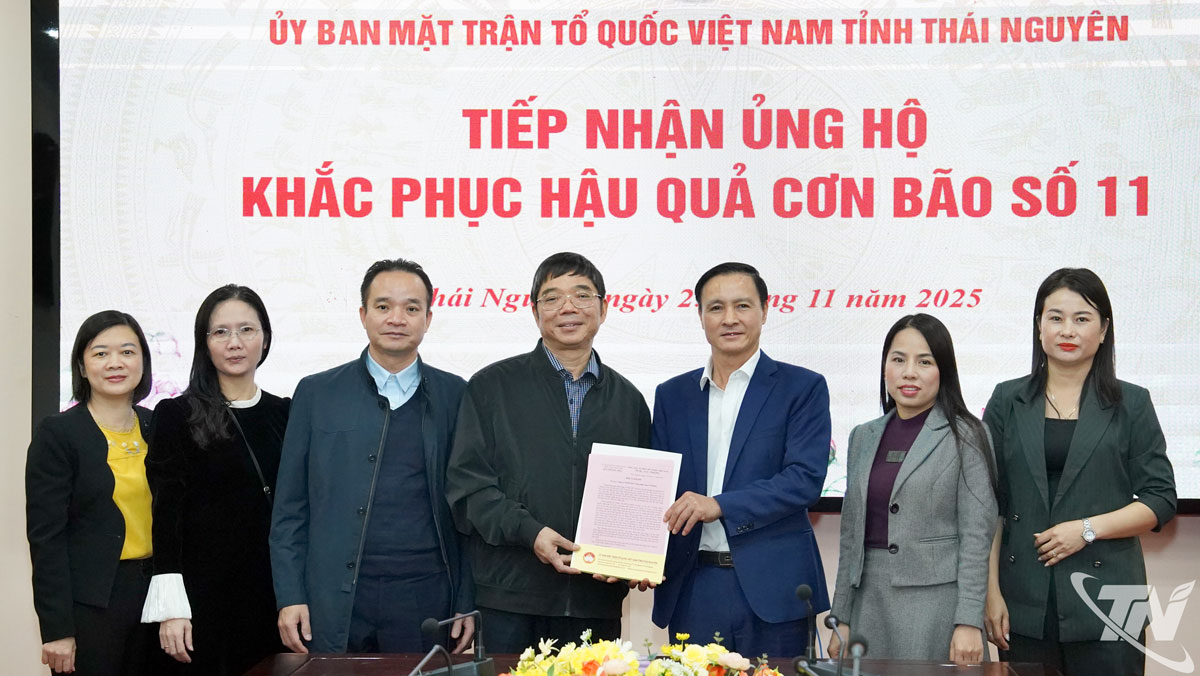 Đồng chí Vũ Duy Hoàng trao Thư cảm ơn của lãnh đạo tỉnh Thái Nguyên cho lãnh đạo Tổng Công ty Thép Việt Nam