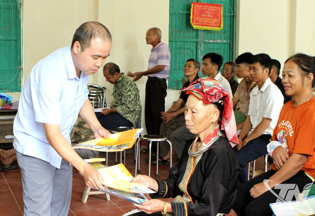 Trung tâm Trợ giúp pháp lý Nhà nước tỉnh (Sở Tư pháp) phối hợp tổ chức cấp phát tờ rơi, tờ gấp pháp luật cho người dân tại các buổi truyền thông về trợ giúp pháp lý và tư vấn pháp luật tại cơ sở.