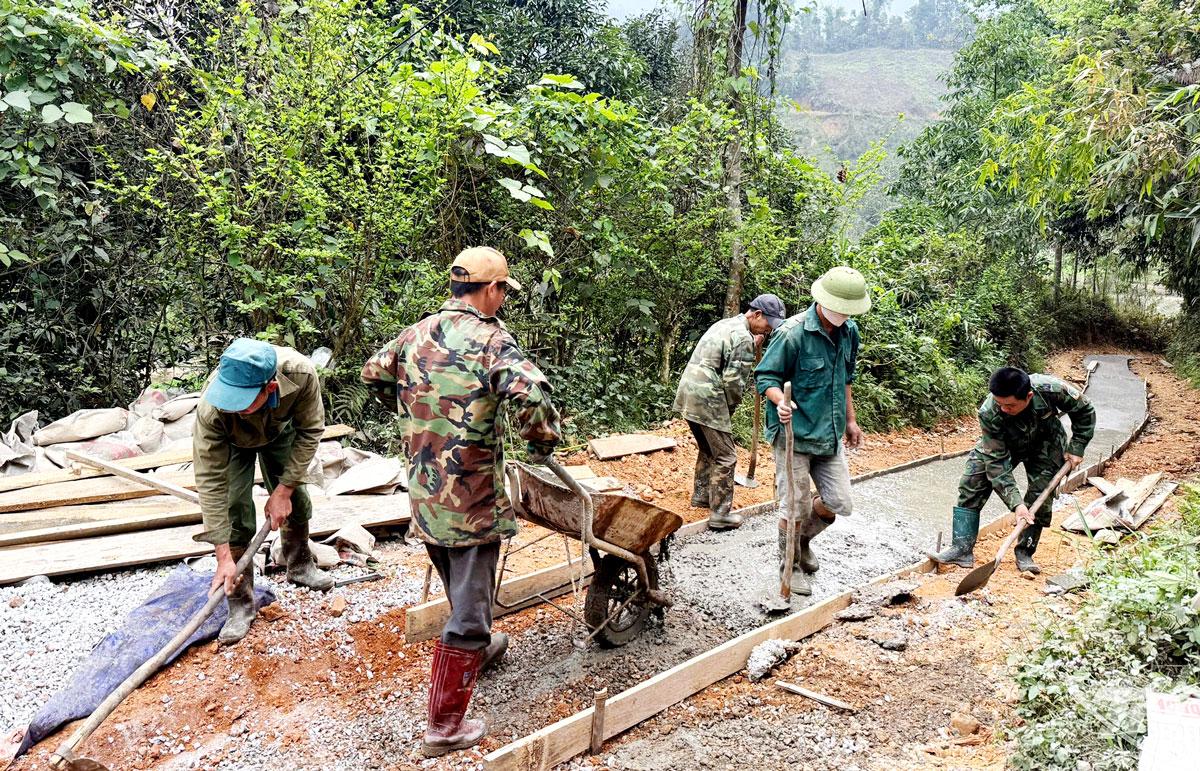 Người dân tham gia làm đường bê tông ở xã Phong Quang.