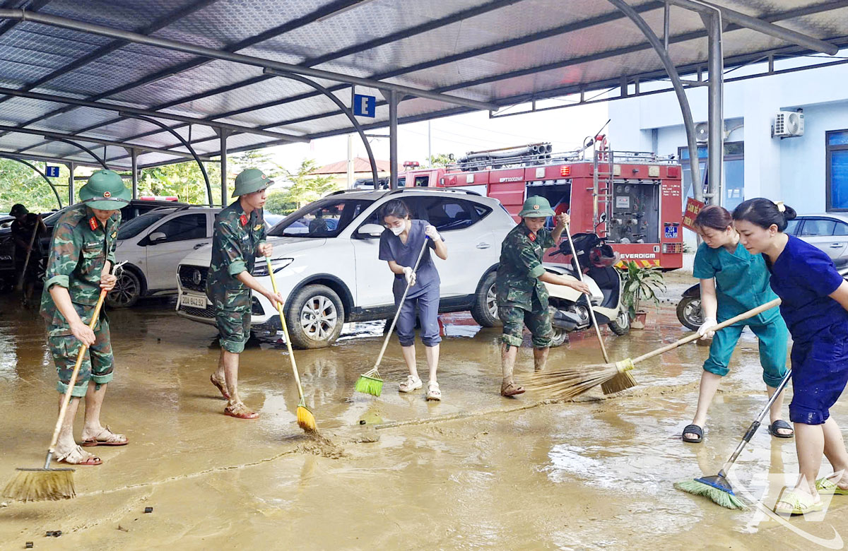 Lực lượng bộ đội tham gia dọn dẹp vệ sinh tại một cơ sở y tế.