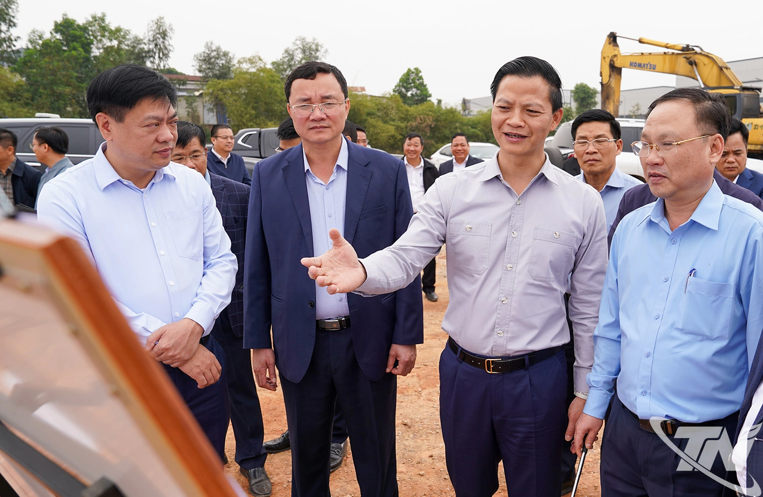 Đồng chí Chủ tịch UBND tỉnh Vương Quốc Tuấn đề nghị các các sở, ngành khẩn trương tạo “luồng xanh” trong giải quyết hồ sơ, thủ tục hành chính cho các dự án đầu tư hạ tầng KCN.