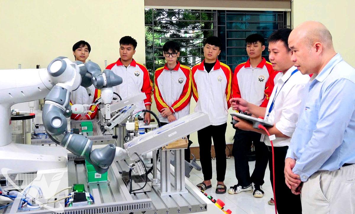 Sinh viên Trường Đại học Kỹ thuật công nghiệp (Đại học Thái Nguyên) tiếp cận mô hình đào tạo hiện đại dưới sự hướng dẫn của giảng viên.