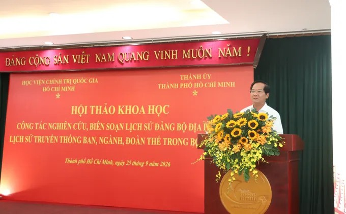 Phó Trưởng Ban Tuyên giáo TPHCM Trần Văn Khuyên trình bày tham luận
