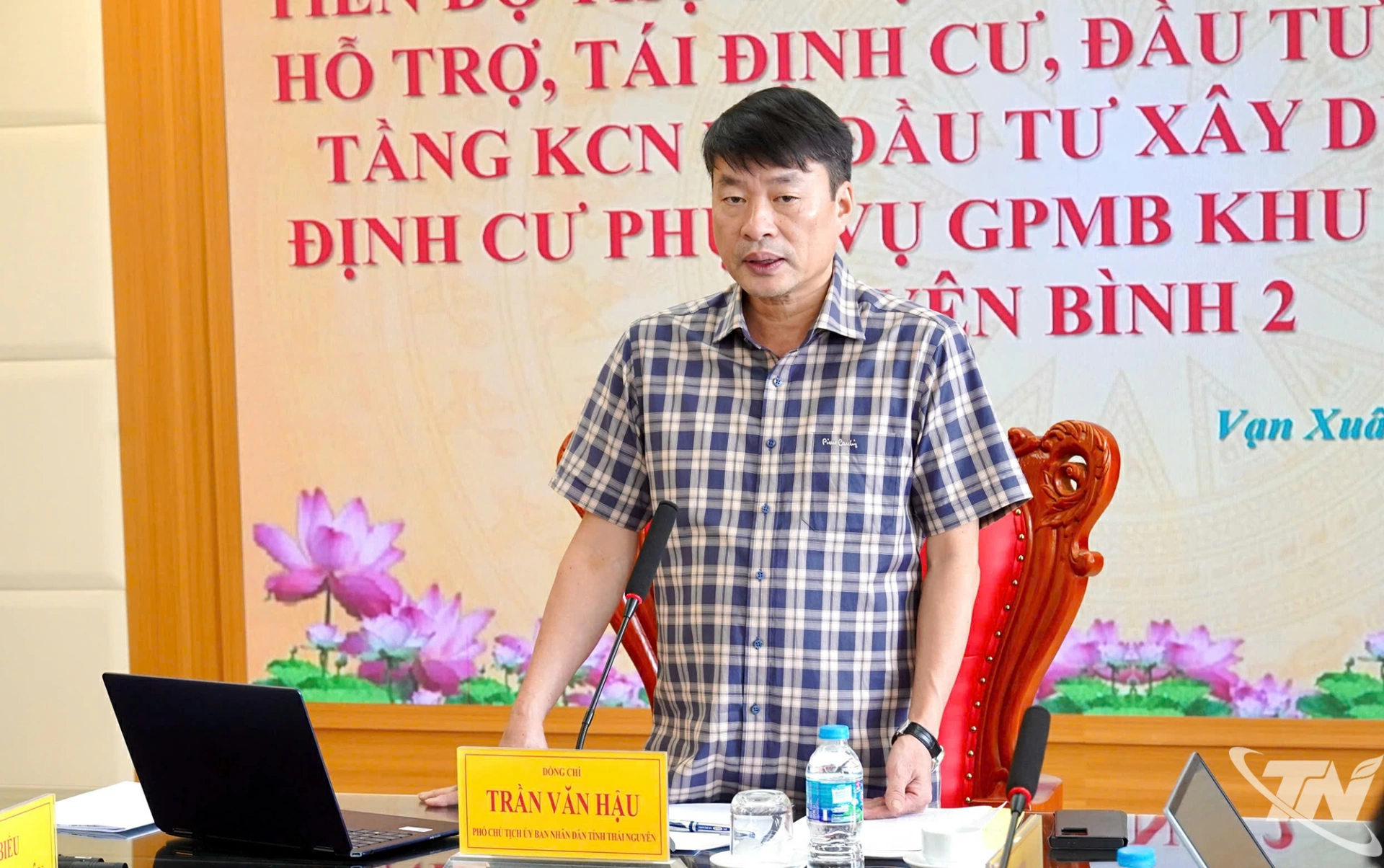 Đồng chí Phó Chủ tịch UBND tỉnh Trần Văn Hậu yêu cầu các đơn vị, địa phương tập trung tháo gỡ vướng mắc, bảo đảm tiến độ bàn giao mặt bằng theo kế hoạch.