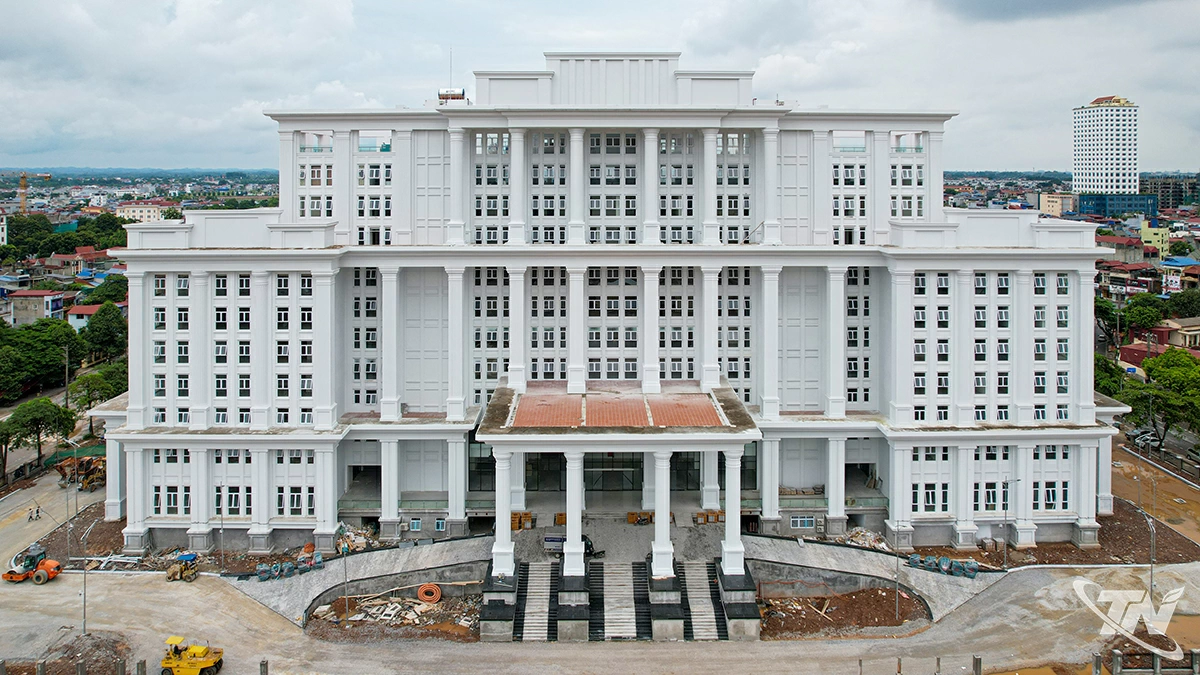 Trụ sở làm việc khối các cơ quan tỉnh Thái Nguyên được xây dựng trên khu đất rộng, nằm trong Khu đô thị mới, phố đi bộ trung tâm Thái Nguyên, góp phần làm đẹp cảnh quan, tạo điểm nhấn cho khu vực đô thị trung tâm của tỉnh.