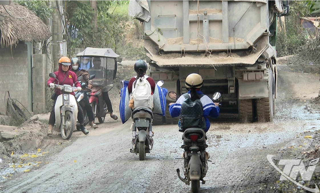 Nhiều đoạn lồi lõm, rãnh sâu, ổ voi, ổ gà xuất hiện dày đặc, cùng nhiều phương tiện trọng tải lớn lưu thông kéo theo nguy cơ mất an toàn giao thông.