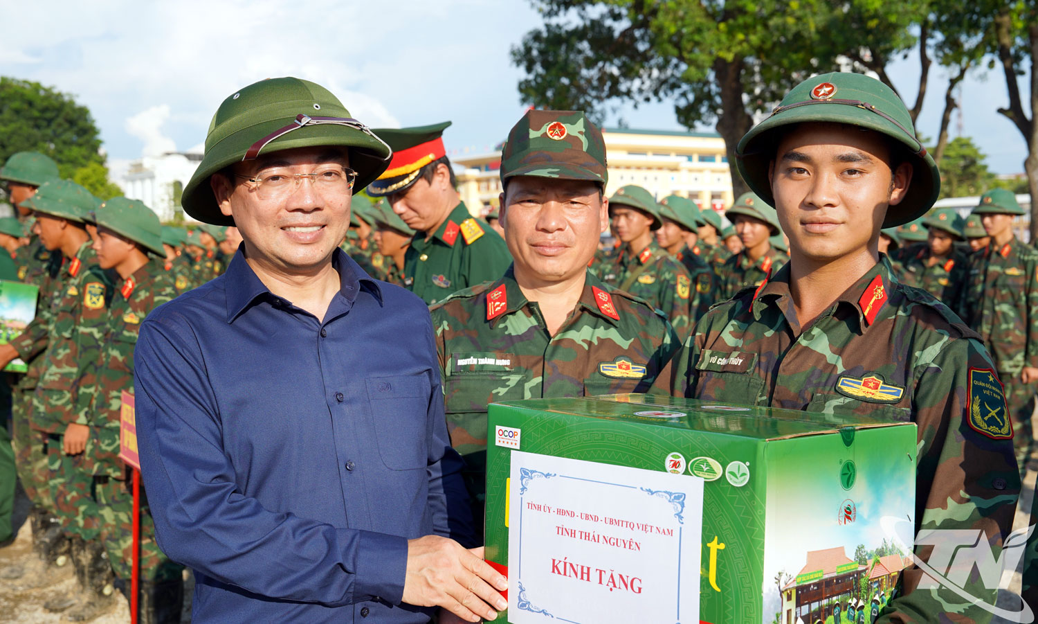 Đồng chí Bí thư Tỉnh ủy Trịnh Xuân Trường và các đồng chí lãnh đạo tỉnh tặng quà các lực lượng vũ trang.
