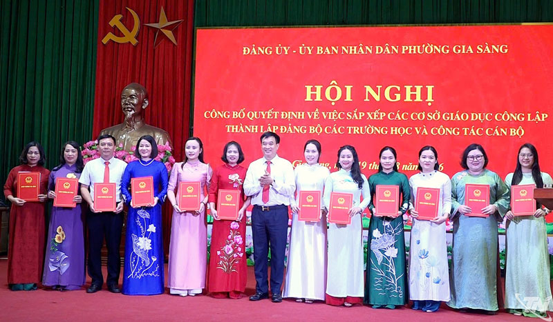 Chú thích ảnh: Thường trực Đảng ủy và lãnh đạo UBND phường Gia Sàng trao các quyết định về tổ chức Đảng, sắp xếp các cơ sở giáo dục và quyết định bổ nhiệm cán bộ quản lý cho các trường học sau sắp xếp.