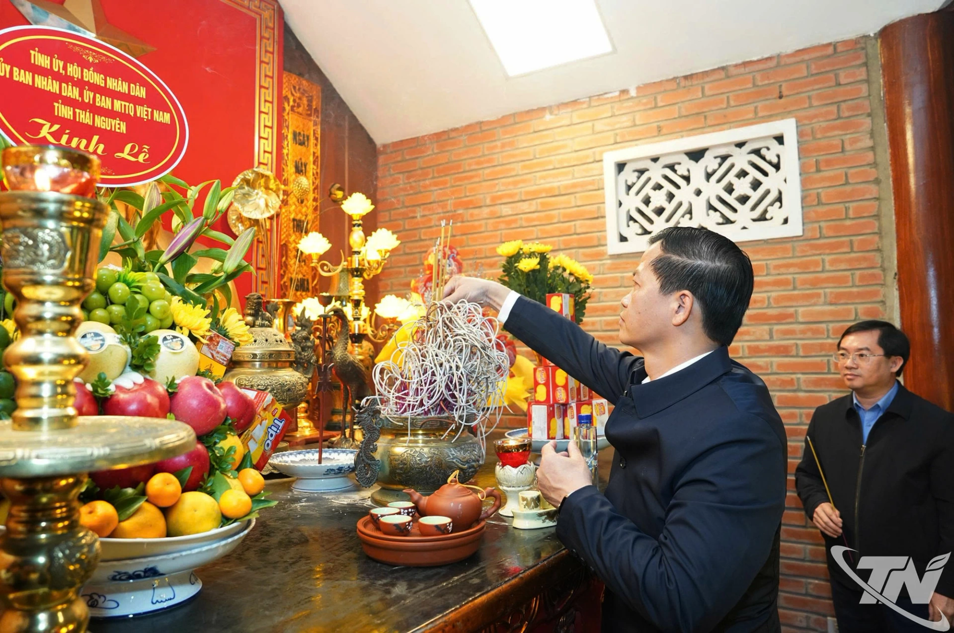 Đồng chí Chủ tịch UBND tỉnh Vương Quốc Tuấn dâng hương tại Khu di tích lịch sử Quốc gia 27-7.