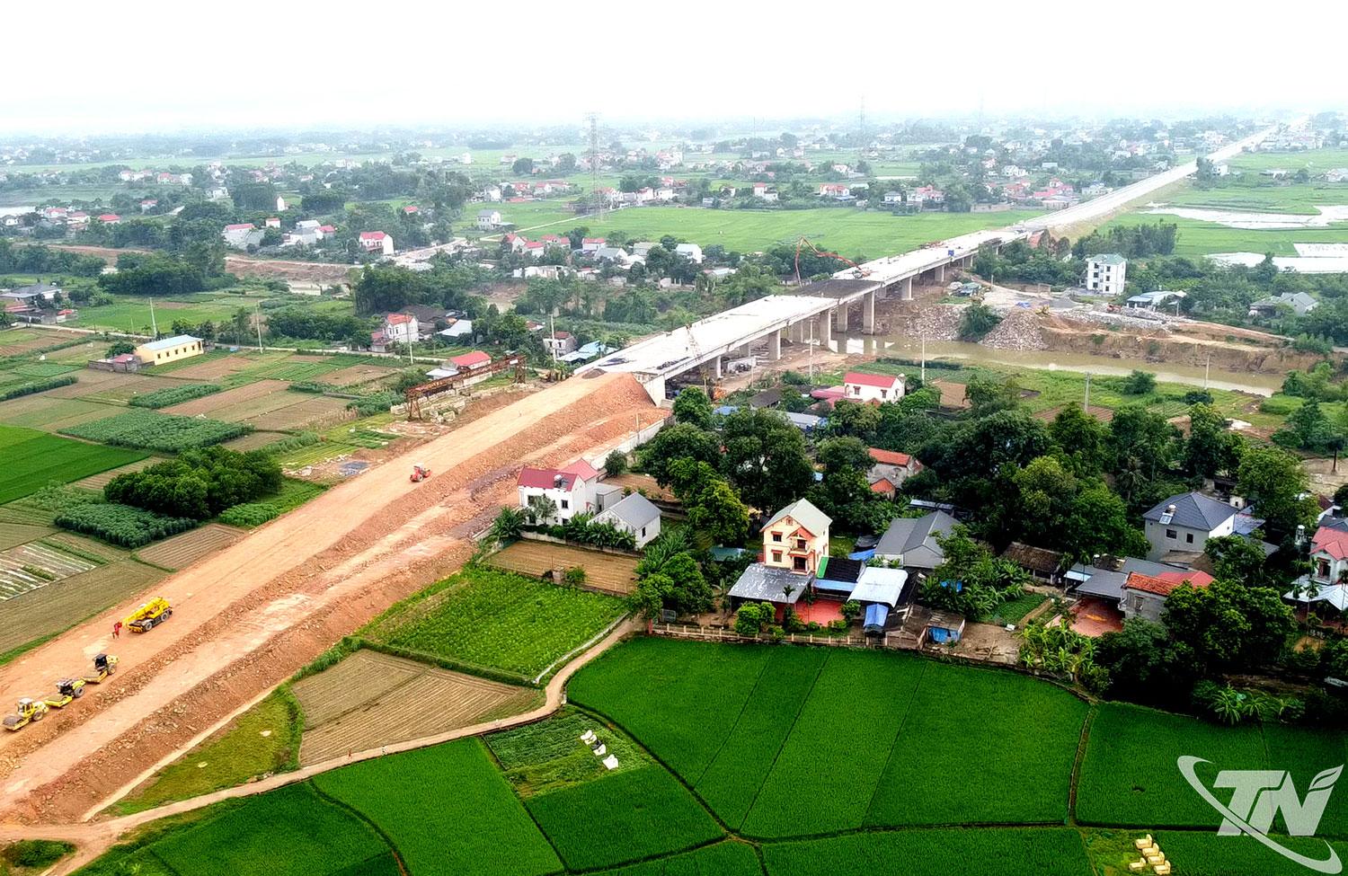 Cây cầu bắc qua sông Công trên tuyến đường liên kết, kết nối các tỉnh Thái Nguyên - Bắc Ninh - Phú Thọ đã được hoàn thiện vuốt nối, sẵn sàng thông xe kỹ thuật.