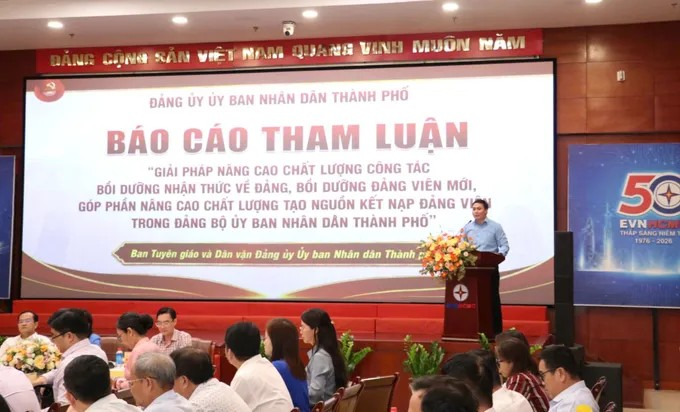 Trưởng Ban Tuyên giáo và Dân vận Đảng ủy UBND TPHCM Doãn Trường Quang trình bày tại hội nghị
