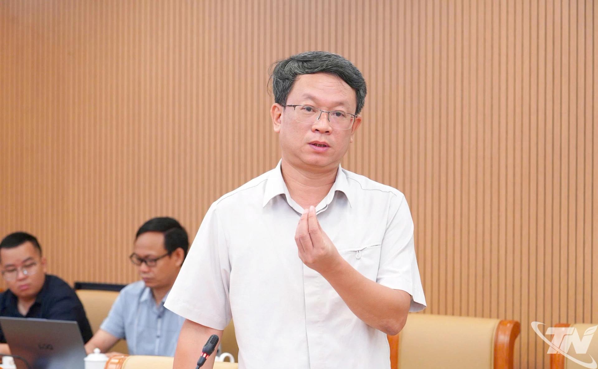 Các đại biểu phát biểu tại buổi làm việc.