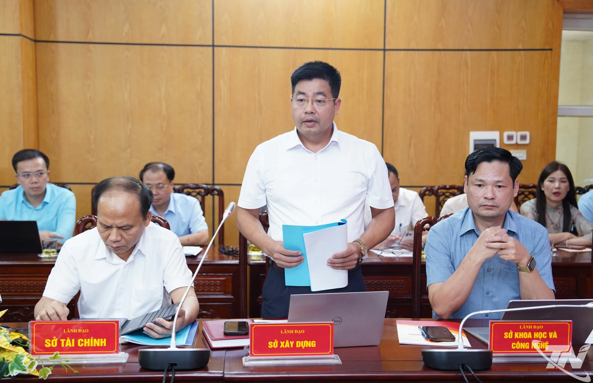 Các đại biểu phát biểu.