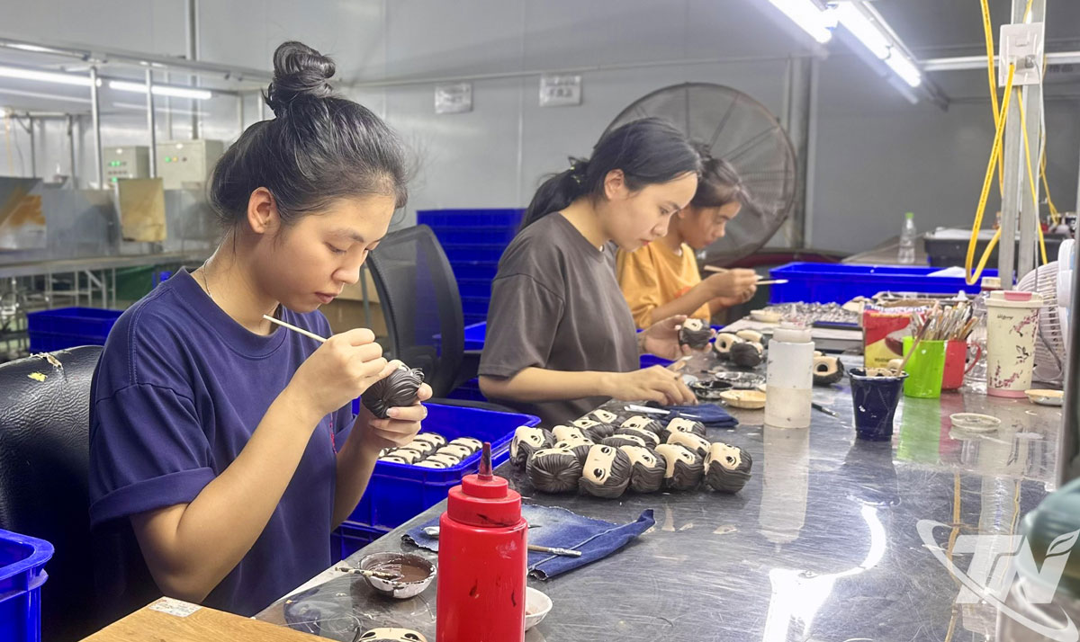 Sản xuất đồ chơi trẻ em tại Công ty CP Thương mại Vina Trường Giang, xã Tân Cương