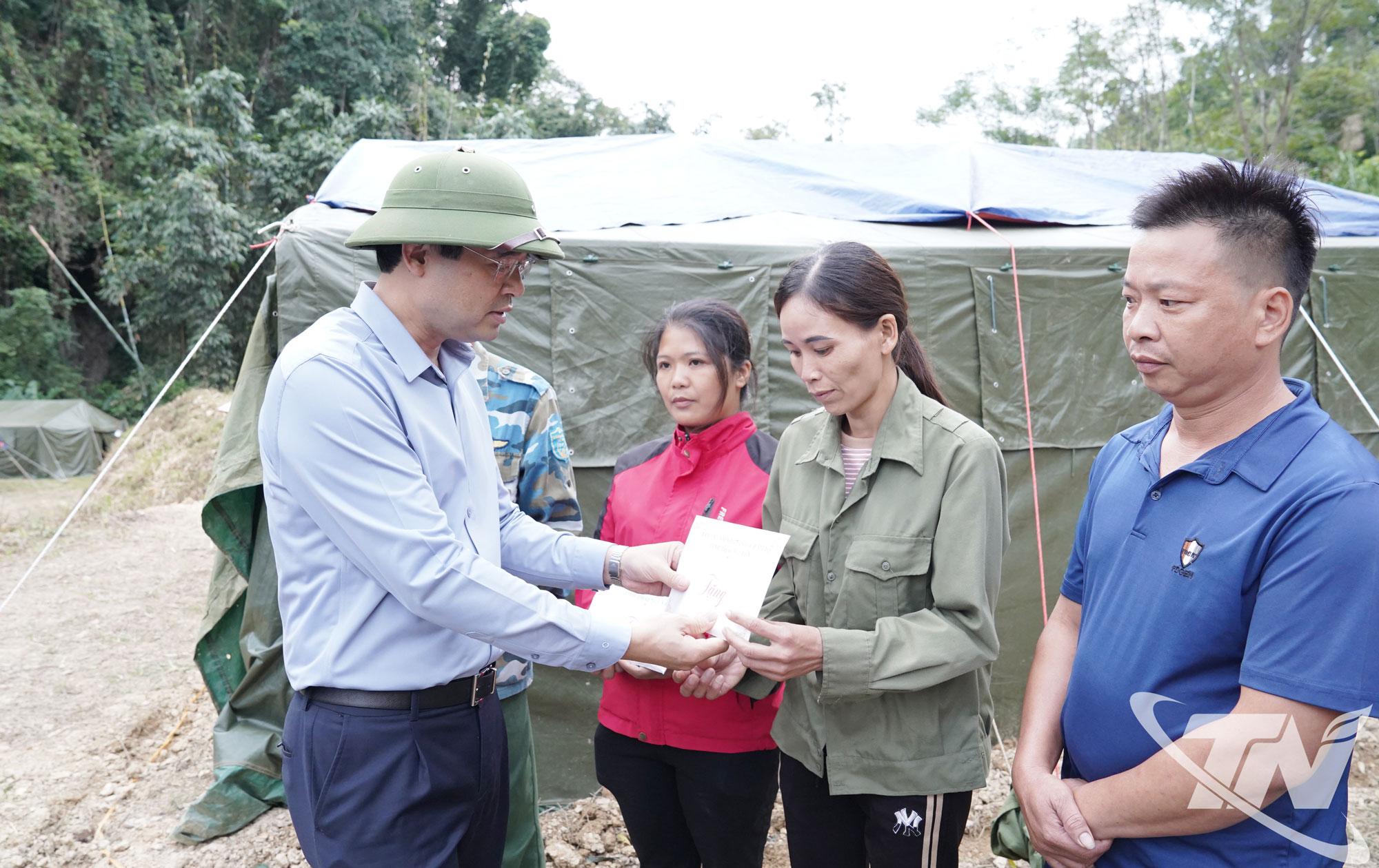 Đồng chí Bí thư Tỉnh ủy Trịnh Xuân Trường trao quà và tiền hỗ trợ xây nhà tái định cư cho người dân thôn Kim Vân, xã Văn Lang.
