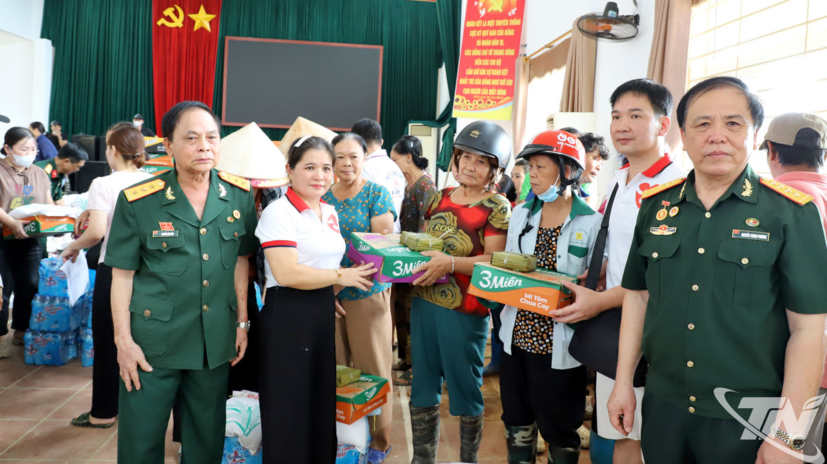 Trao những phần quà đến tay bà con phường Linh Sơn.