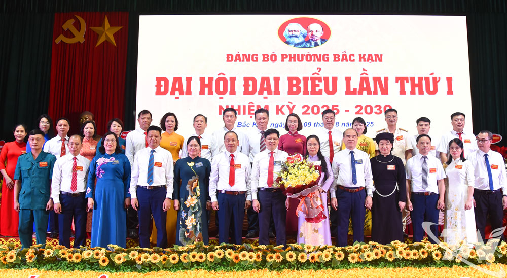 Lãnh đạo tỉnh chụp ảnh lưu niệm với Ban Chấp hành Đảng bộ phường Bắc Kạn,nhiệm kỳ 2025 - 2030.