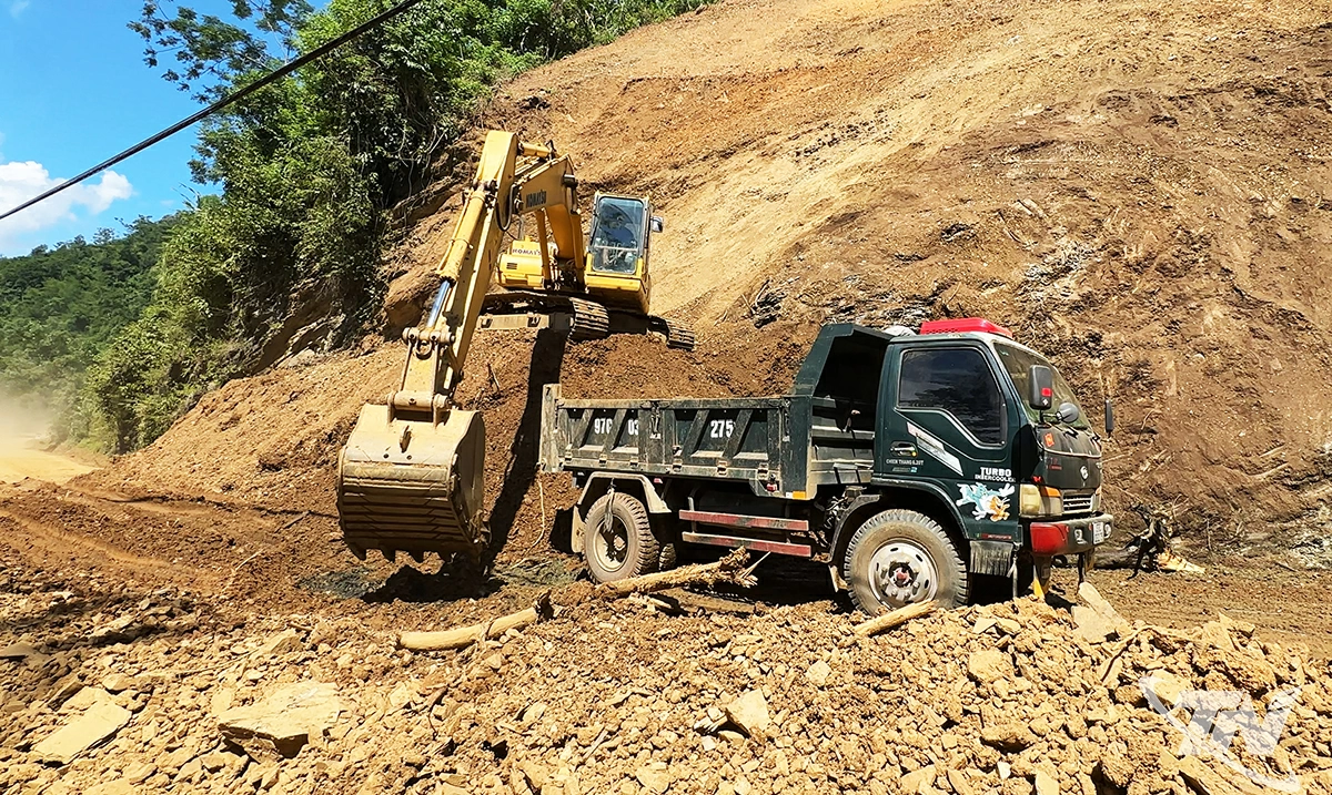 Tuyến Quốc lộ 279, đoạn qua xã Phúc Lộc đang được các đơn vị thi công khắc phục sạt lở.
