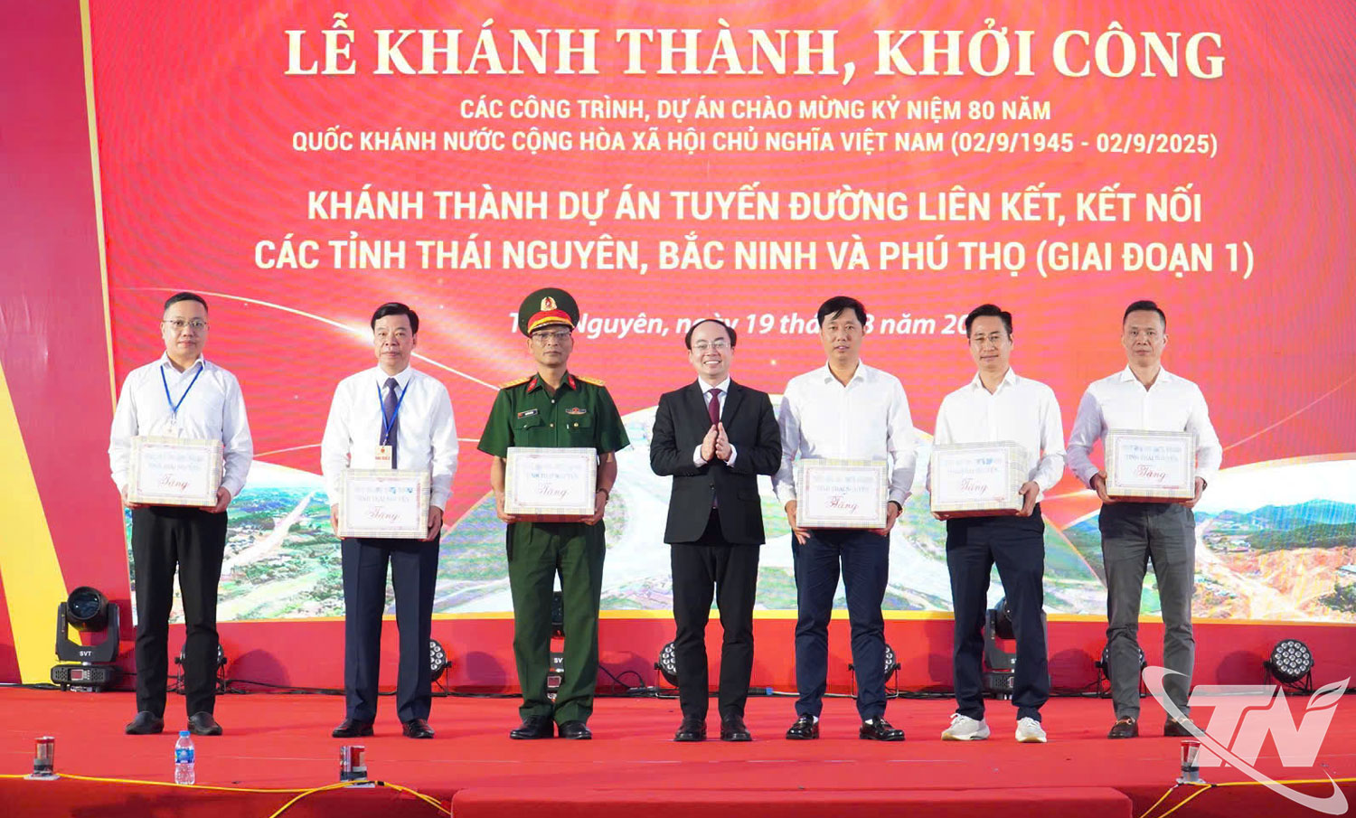 Đồng chí Nguyễn Đăng Bình trao khen thưởng cho đại diện các tập thể, cá nhân xuất sắc trong triển khai Dự án.