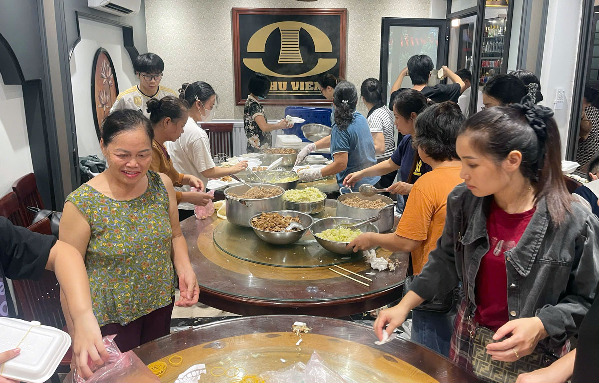 Chuẩn bị những suất ăn đảm bảo vệ sinh, đủ chất để hỗ trợ các trường hợp gặp khó khăn, còn bị cô lập.