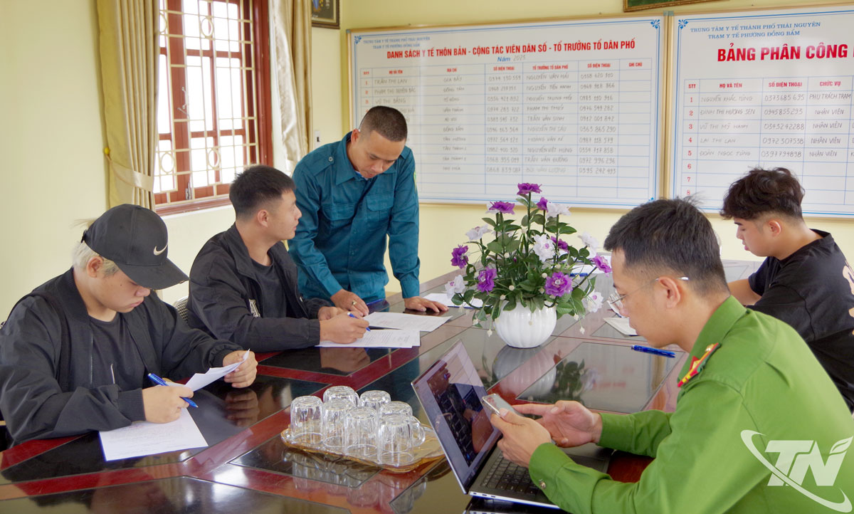 Những thanh niên đủ điều kiện về sức khỏe được hướng dẫn làm hồ sơ ngay sau khi sơ tuyển.