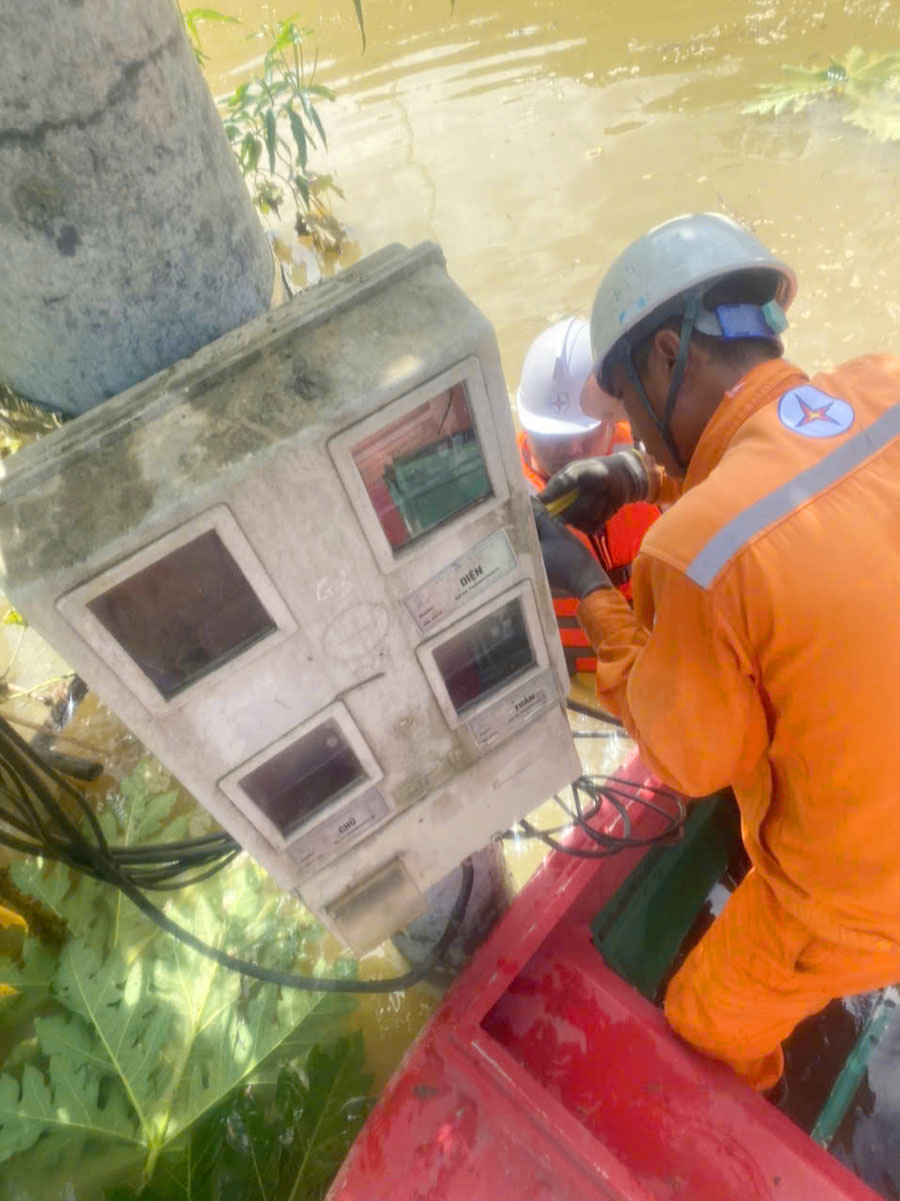 ông nhân Điện lực khu vực Ba Bể đang kiểm tra công tơ điện